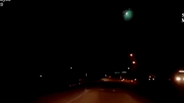 [Video] Khoảnh khắc quả cầu lửa bí ẩn rực sáng rơi trên bầu trời đêm 