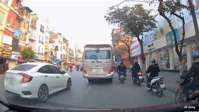 [Video] Ôtô không quan sát va vào xe khách trên đường