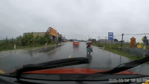 [Video] Mặc ô tô bấm còi cảnh báo, người phụ nữ liều lĩnh tạt đầu để sang đường