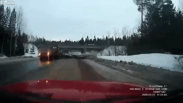 [Video] Xe tải đánh rơi hàng chục cây gỗ xuống đường suýt gây tai nạn