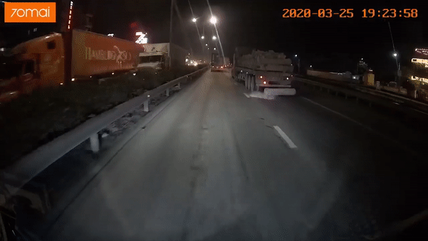 [Video] Xe tải vẫn chạy dù rơi ống cống bê tông giữa đường