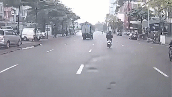 [Video] Xe tải đâm vào vỉa hè để tránh xe đạp điện bất ngờ cắt mặt sang đường 