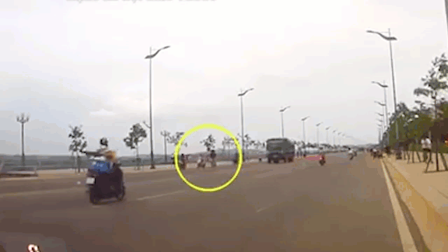 [Video] Tài xế xe ben có pha "drift" xuất thần tránh xe đạp sang đường ẩu 