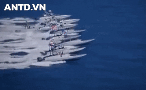 [Ảnh] Súng máy hạng nặng trên xuồng cao tốc Iran vừa áp sát chiến hạm Mỹ