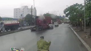 [Video] Container chuyển làn ẩu đâm ngang hông ôtô chạy cùng chiều