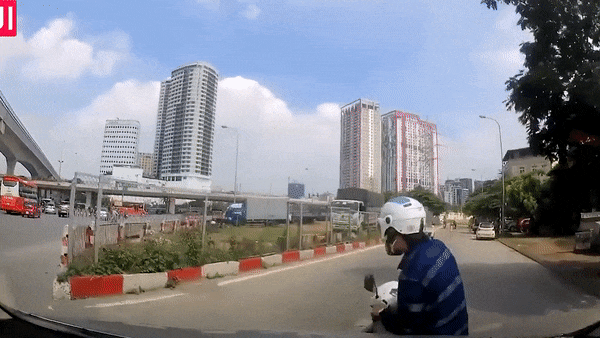 [Video] Cú "đánh lạc hướng" của người đàn ông lái xe máy khiến tài xế ô tô "bó tay"