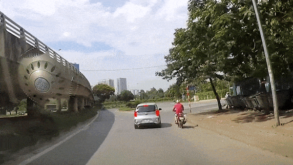 [Video] Ôtô ép người chạy xe máy ngã đập mặt xuống đường