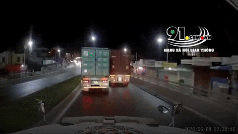 [Video] Xe container liên tục "chèn ép" nhau trên đường, bất chấp nguy hiểm 
