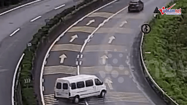  [Video] Ô tô trượt dài trên cao tốc, tài xế và hành khách văng ra khỏi xe