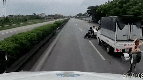 [Video] Tài xế "phanh cháy lốp" tránh người điều khiển xe máy bỏ chạy cảnh sát giao thông