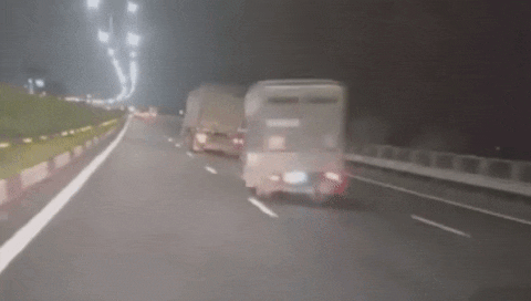[Video] Khoảnh khắc xe tải lật nghiêng giữa quốc lộ sau khi đánh lái bất ngờ