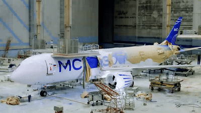 [Video] Máy bay MC-21-300 "biến hình" với lớp sơn mới 