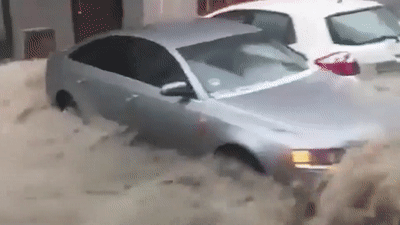 [Video] Mưa đá gây lũ cuốn trôi xe hơi trên đường phố Madrid 
