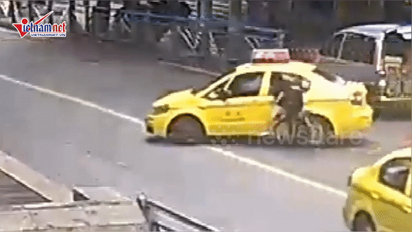 [Video] Người đàn ông thoát chết nhờ chui lọt vào taxi sau va chạm 