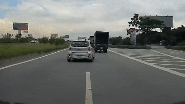 [Video] Tài xế vô tư đi lùi suýt gây tai nạn trên cao tốc 