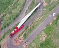  [Video] Xe tải chở cánh turbine gió 70 m qua đường đèo cua gắt 