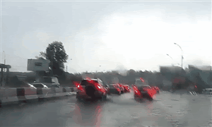 [Video] Khoảnh khắc hai tia sét đánh trúng ô tô trên đường