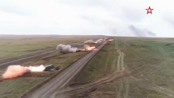 [Video] Dàn pháo tự hành Nga nã mưa rocket 1.000 độ C vào mục tiêu 