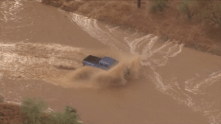 [Video] Tài xế lái ôtô băng băng vượt dòng nước lũ 