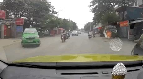 [Video] Người phụ nữ bịt mặt trên chiếc xe Lead  ngã giữa đường vì bóp phanh đột ngột...