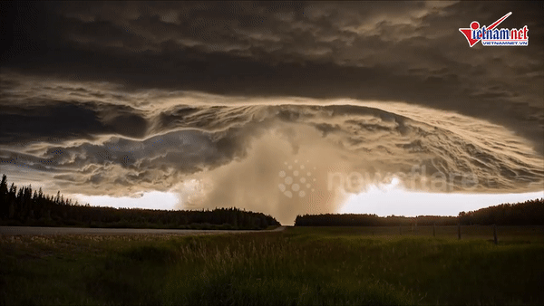 [Video] Khoảng khắc tuyệt đẹp trên bầu trời trước khi tai họa ập đến
