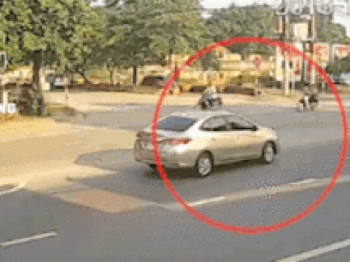 [Video] Vào cua ẩu, ô tô va chạm xe máy rồi húc đổ cổng trạm y tế