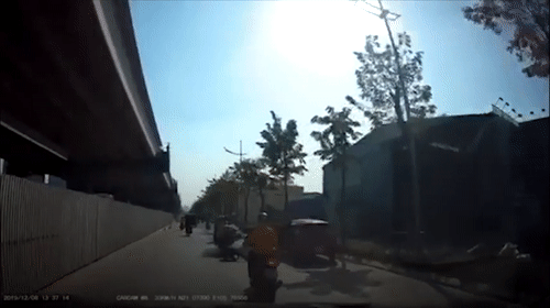 [Video] Ôtô bất ngờ mở cửa giữa đường khiến loạt xe máy té ngã