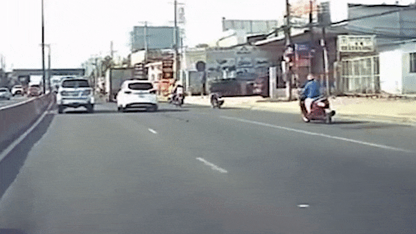 [Video] "Nữ Ninja" ngủ gật đánh võng trên đường khiến tài xế giật mình 