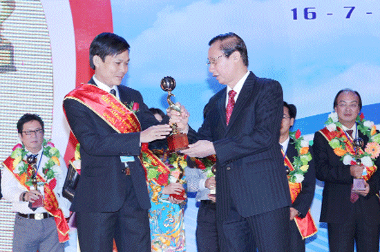 Ông Lê Quang Trưởng - Tổng giám đốc Công ty cổ phần Đường Kon Tum nhận giải thưởng Doanh nhân Asean