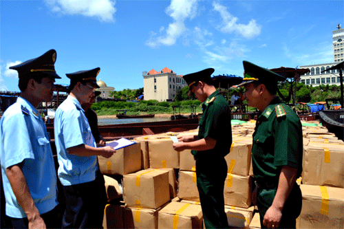Hải quan Quảng Ninh phối hợp cùng Bộ đội Biên phòng tổ chức kiểm tra các phương tiện, hàng hóa trên khu vực sông Ka Long. 