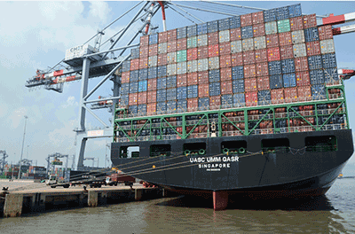 Tàu container tải trọng 100 ngàn tấn của Singapore cập cảng CMIT (huyện Tân Thành).
