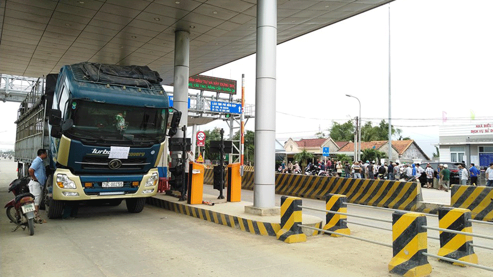 Dân cho xe chặn giữa làn thu phí trạm BOT Ninh Xuân trên QL26 đoạn qua tỉnh Khánh Hòa.