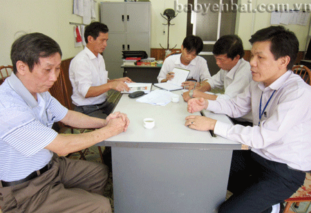 Cán bộ thuế thành phố Yên Bái giải thích, tuyên truyền để điều chỉnh doanh thu đối với cơ sở hộ khoán thuế. Nguồn: baoyenbai.com.vn