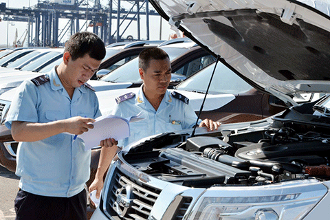 Cán bộ Hải quan Quảng Ninh kiểm tra, đối chiếu chứng từ xe ô tô nhập khẩu.