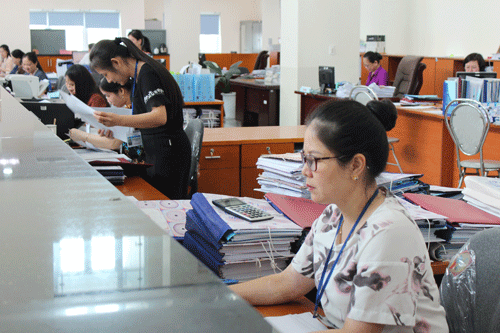Cán bộ KBNN Phú Thọ đang tra soát số liệu thu chi ngân sách nhà nước