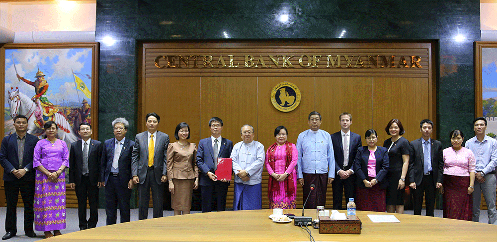Ngài Kyaw Kyaw Maung, Thống đốc Ngân hàng Trung ương Myanmar trao Giấy phép chính thức thành lập Chi nhánh BIDV tại Myanmar. Ông Nguyễn Huy Tựa, Ủy viên HĐQT BIDV đại diện BIDV nhận Giấy phép.