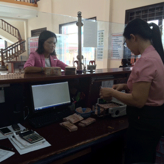 Cán bộ KBNN Quảng Bình đang kiểm lại tiền trước khi trả cho khách hàng. Ảnh: Hạnh Thảo