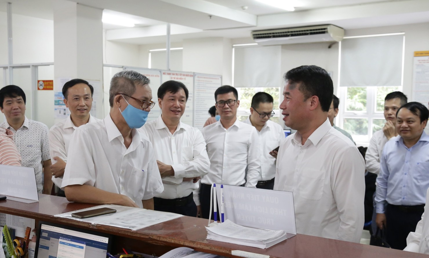 Lãnh đạo BHXH Việt Nam kiểm tra tính năng đặt lịch làm việc với cơ quan BHXH.