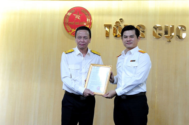 Phó Tổng cục trưởng Tổng cục Thuế Vũ Chí Hùng trao quyết định điều động và bổ nhiệm Phó Vụ trưởng Vụ Tài vụ - Quản trị cho ông Bùi Xuân Thành.