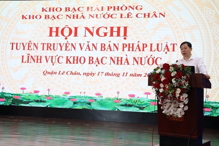 Ông Đinh Đình Văn - Phó Giám đốc KBNN Hải Phòng phát biểu tại Hội nghị tuyên truyền của KBNN quận Lê Chân.