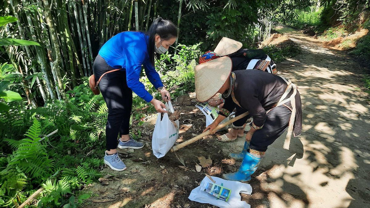 Đoàn viên Sở TN&MT Lạng Sơn cùng đồng bào Dao xã Vũ Lễ (Bắc Sơn) vệ sinh đường làng, thu gom rác thải.