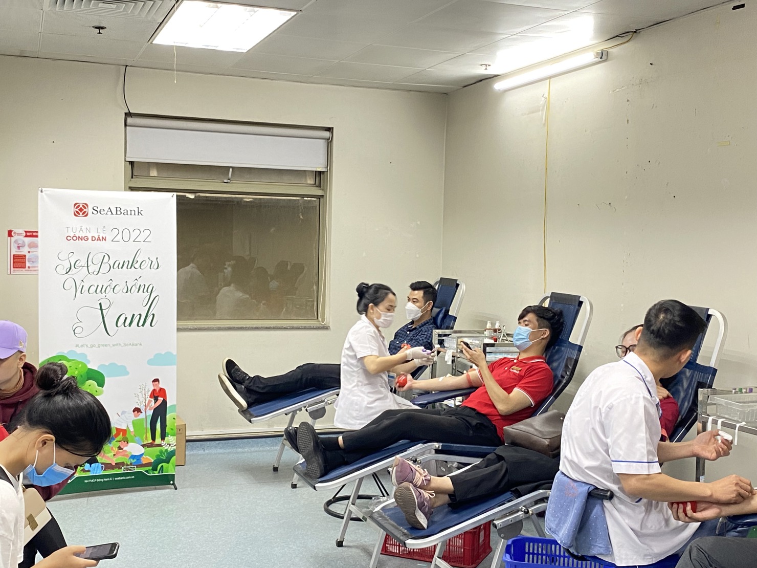 Khách hàng của SeABank tại tỉnh Hải Dương tham gia hiến máu tính nguyện.