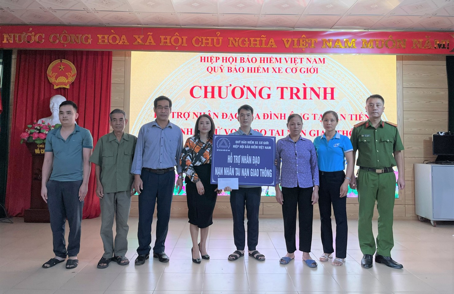 Đại diện Quỹ Bảo hiểm xe cơ giới trao hỗ trợ nhân đạo cho gia đình nạn nhân Tạ Văn Tiến.