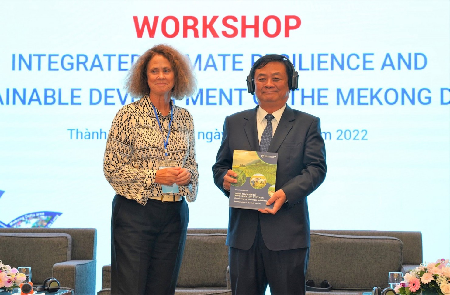 Bà Carolyn Turk, Giám Đốc Quốc gia của Ngân hàng Thế giới tại Việt Nam và Bộ trưởng Bộ Nông nghiệp và Phát triển nông thôn Lê Minh Hoan tại Hội thảo công bố Báo cáo 