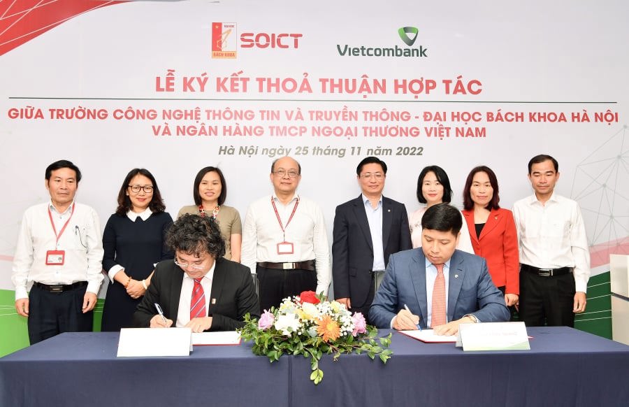 Ông Hồng Quang - Thành viên HĐQT kiêm Giám đốc Khối Nhân sự Vietcombank (bên phải) và PGS. TS.Tạ Hải Tùng - Hiệu trưởng trường SOICT (bên trái) ký kết thỏa thuận hợp tác