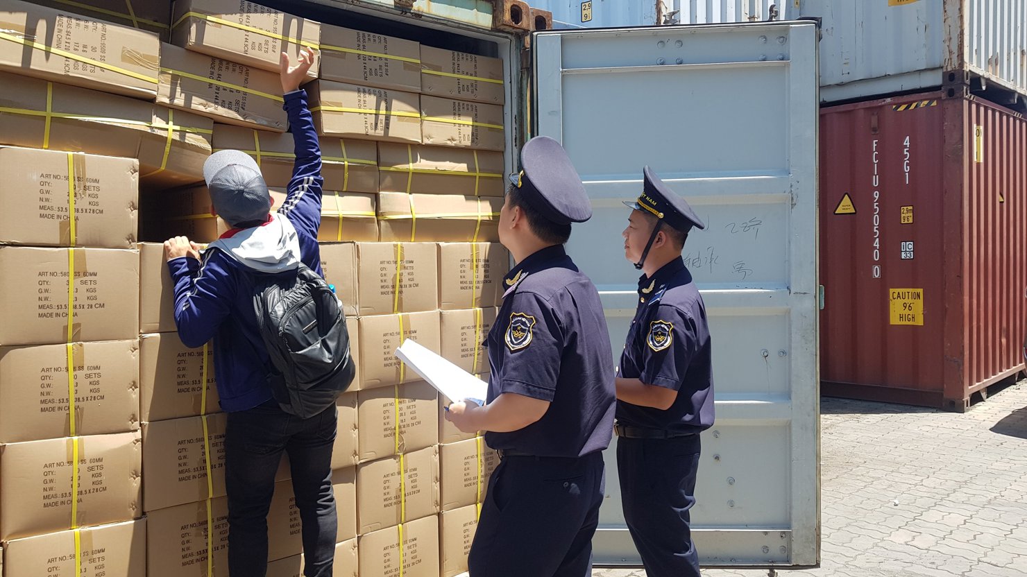 Công chức hải quan thuộc Chi cục Hải quan cửa khẩu cảng Sài Gòn khu vực 1 đang kiểm tra hàng. Ảnh: HQ