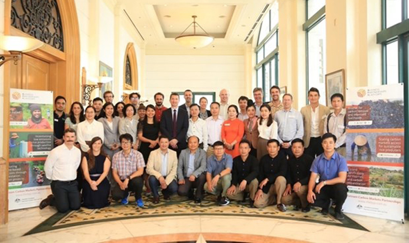 Đại biện lâm thời Mark Tattersall và sáu quan hệ đối tác mới trong khu vực tư nhân. (Ảnh: Đại sứ quán Australia tại Việt Nam cung cấp).