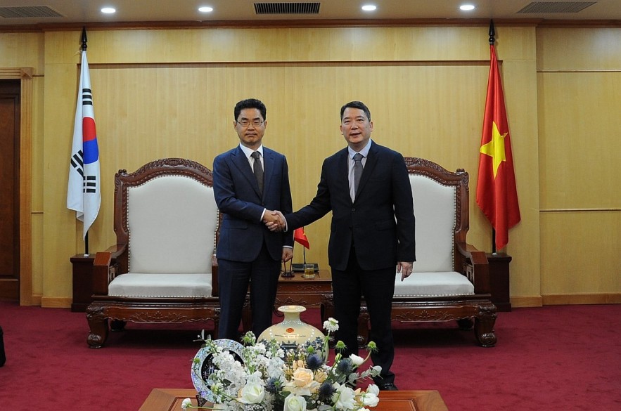 Thứ trưởng Bộ Tài chính Cao Anh Tuấn (bên phải) và ông Kim Chang Ki - Tổng cục trưởng cơ quan Thuế Hàn Quốc. 