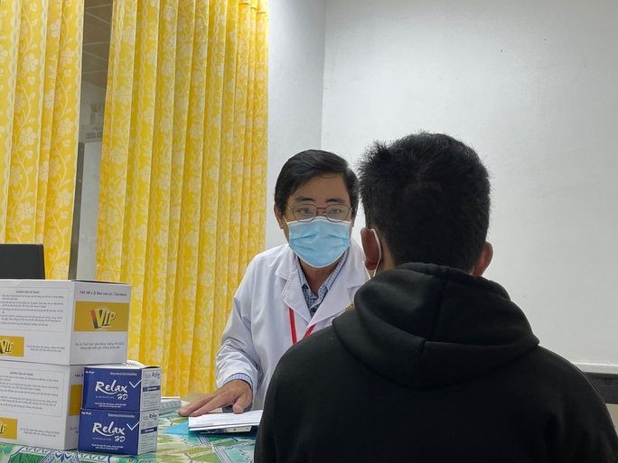 Bác sĩ tư vấn dùng thuốc ARV điều trị cho người nhiễm HIV tại tỉnh Long An.