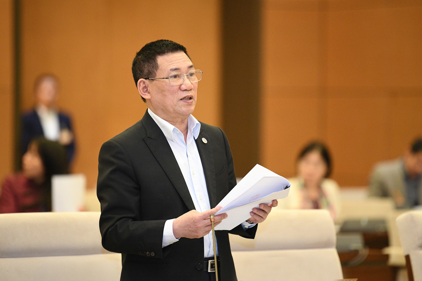 Bộ trưởng Bộ Tài chính Hồ Đức Phớc phát biểu tại phiên họp.
